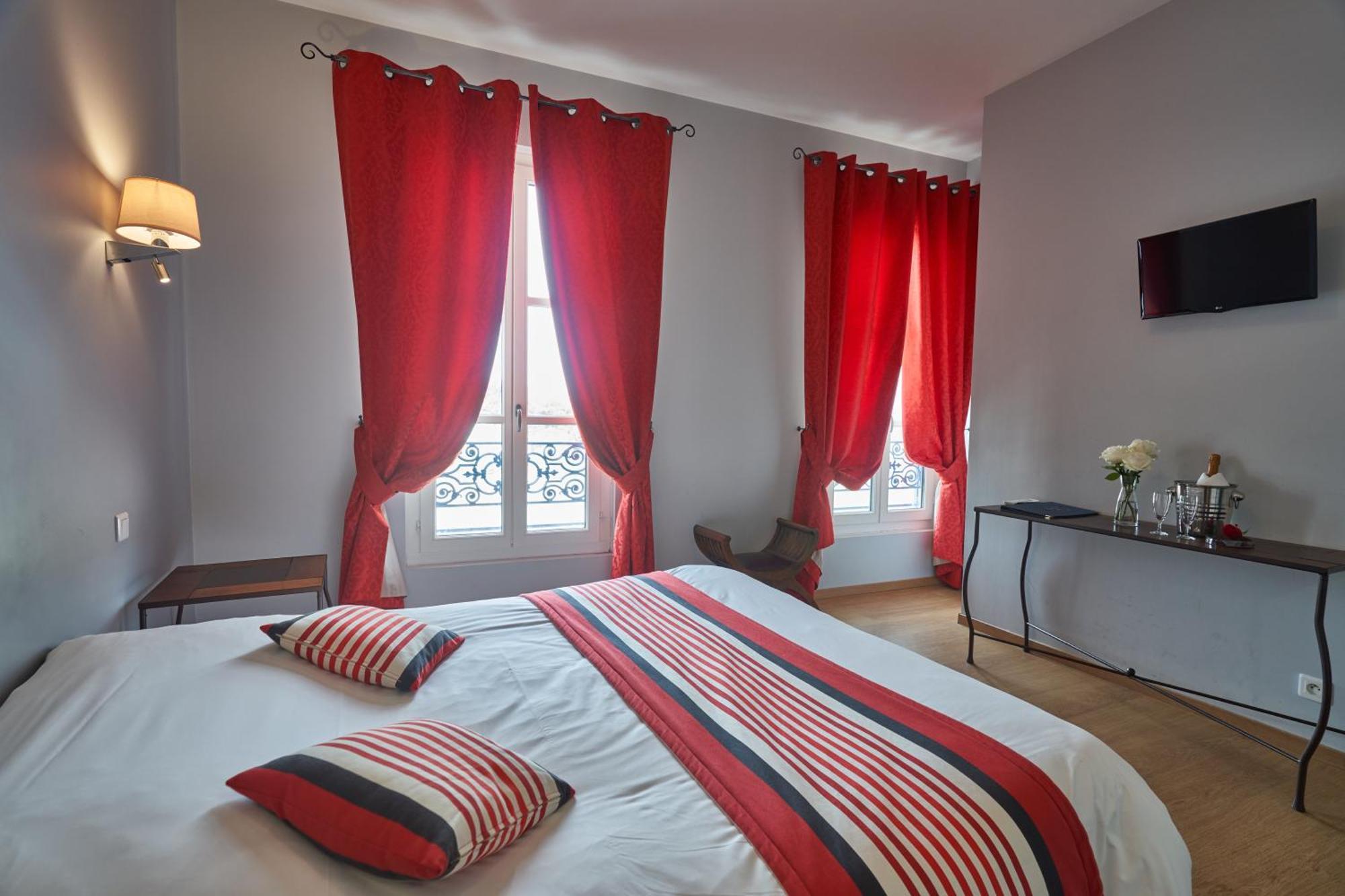 Logis Hotel De La Tour 利布尔讷 外观 照片