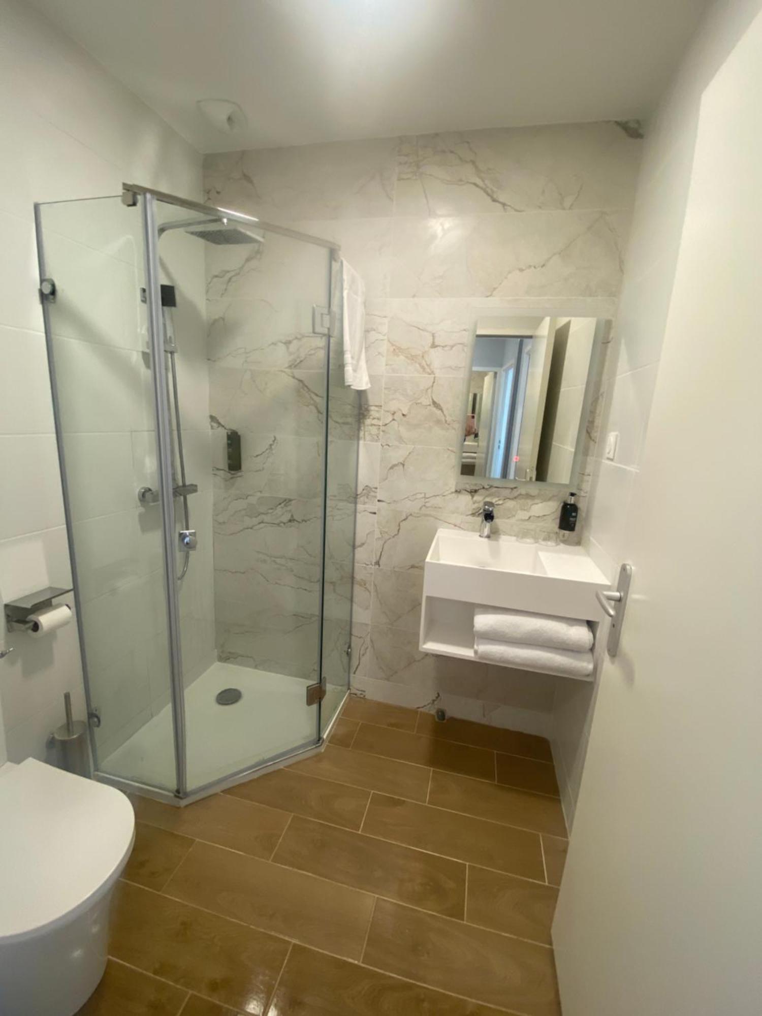 Logis Hotel De La Tour 利布尔讷 外观 照片