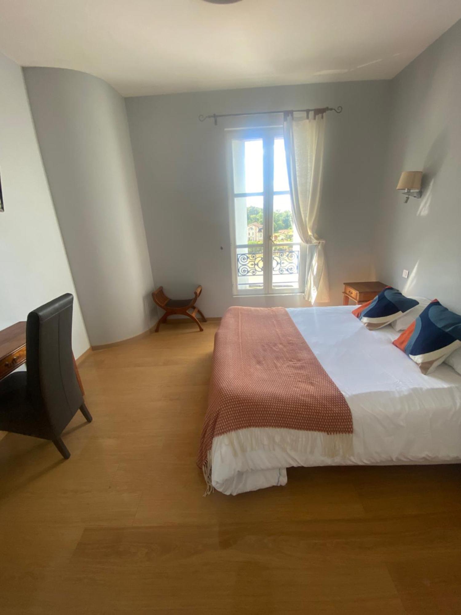 Logis Hotel De La Tour 利布尔讷 外观 照片